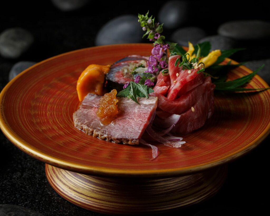 山奧燒肉 Yakiniku 生拌牛臀尖、煙燻牛面頰配日式醬汁及昆布漬和牛左口魚海苔卷